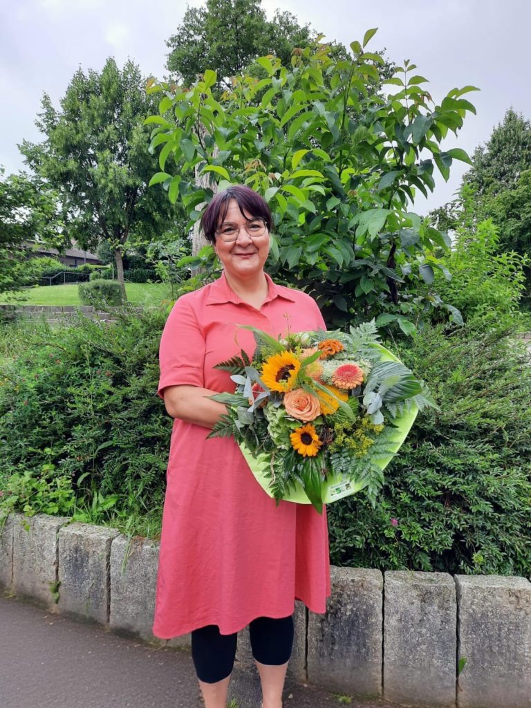 Andrea Baumann mit Blumen bei der Ernennung zur Rektorin